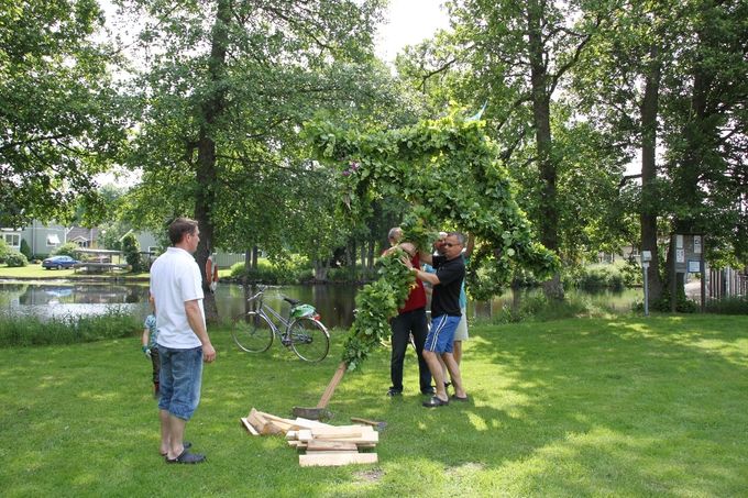 Fredagen den 22 juni    Vi klär midsommarstången 
                                   på torget 10.00 